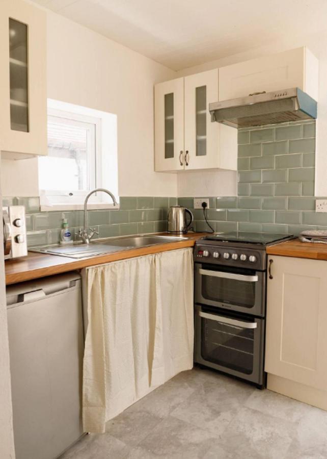 Lovely, Cosy Beachside Cottage 1 - Perfect Location Llandudno Exterior photo